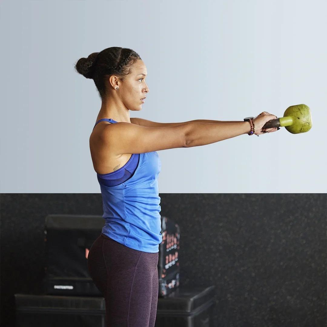 woman lifting kettlebell